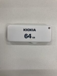 【データ復旧・データ復元成功実績】USBメモリ KIOXIA KUS-2A064GW 64GB USB-HUBに接続したままふんでしまった。認識しない。